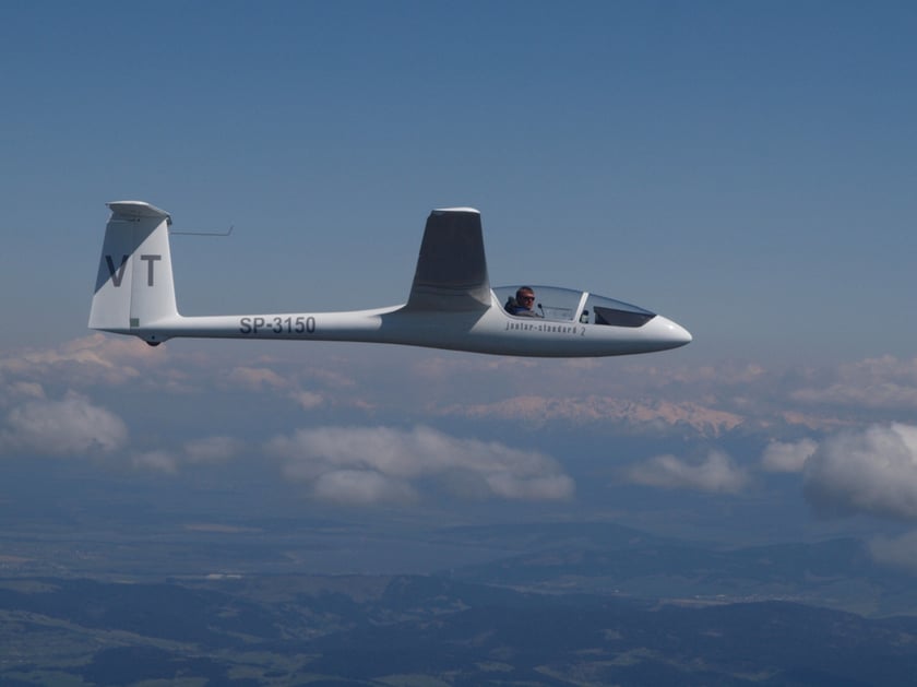 SZD-48 Jantar Standard 2 był jednomiejscowym, laminatowym szybowcem wyczynowym klasy standard. Jego prototyp wykonano we Wrocławiu w 1977 roku. W ciągu dwóch lat wyprodukowano 64 szybowce. W 1979 roku ówczesne władze miasta podjęły jednak decyzję o likwidacji lotniska na Gądowie. Wokół zakładów szybowcowych zaczęły powstawać bloki mieszkalne, nie było gdzie oblatywać maszyn. Zakłady w Bielsku zdecydowały wówczas o zaprzestaniu produkcji finalnej szybowców we Wrocławiu. Nadal produkowano tutaj części do szybowców Jantar Standard 2 i 3 (skrzydła, usterzenia, kadłuby), montowanych następnie w Bielsku.