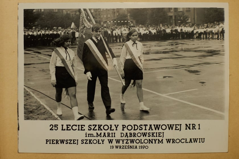 Archiwalne zdjęcia uczniów pochodzą z kronik SP nr 1 we Wrocławiu