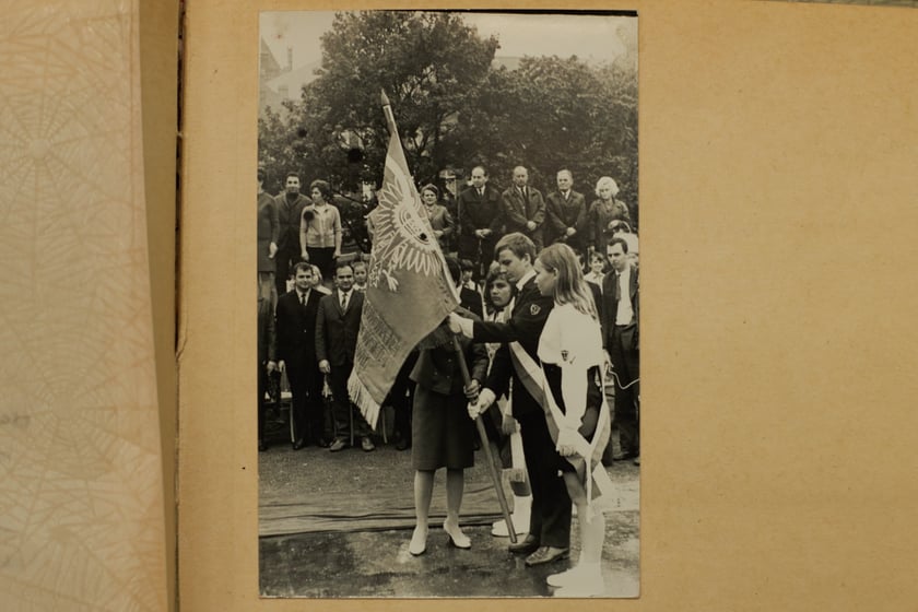 Archiwalne zdjęcia uczniów pochodzą z kronik SP nr 1 we Wrocławiu