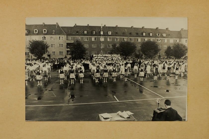 Archiwalne zdjęcia uczniów pochodzą z kronik SP nr 1 we Wrocławiu