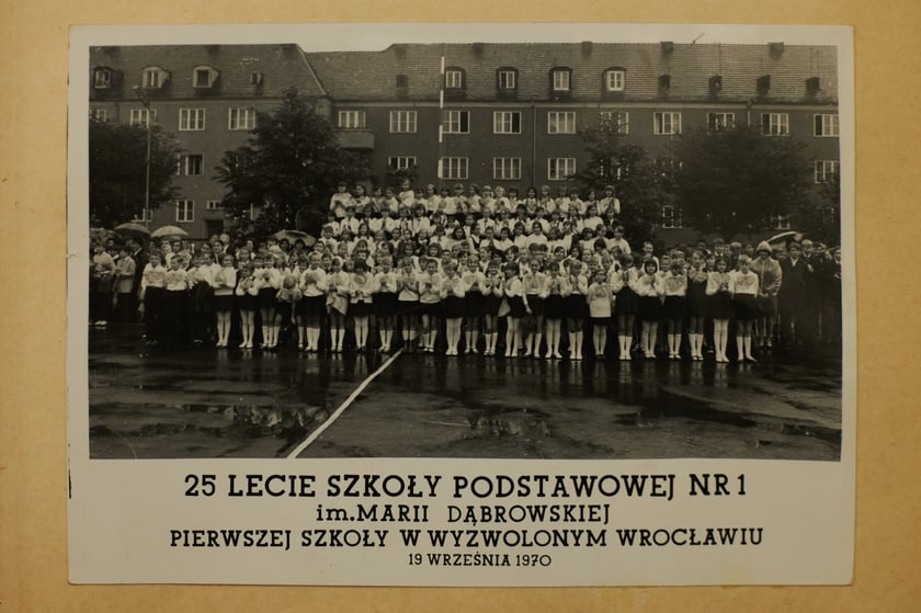 Archiwalne zdjęcia uczniów pochodzą z kronik SP nr 1 we Wrocławiu