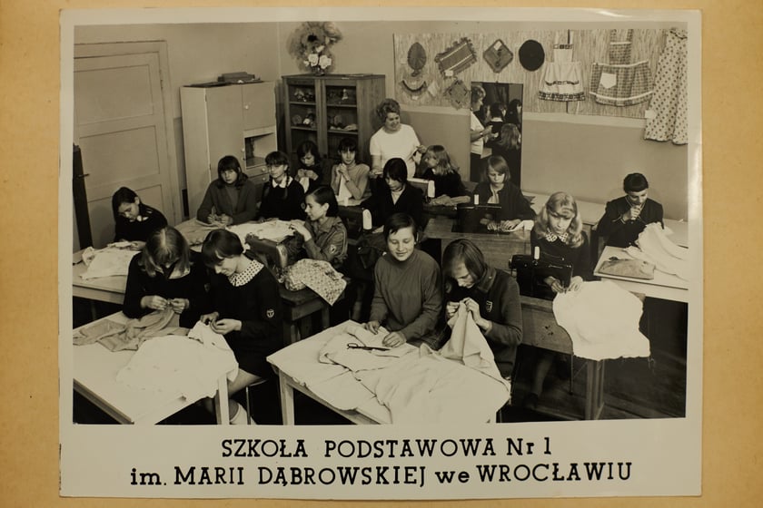 Archiwalne zdjęcia uczniów pochodzą z kronik SP nr 1 we Wrocławiu