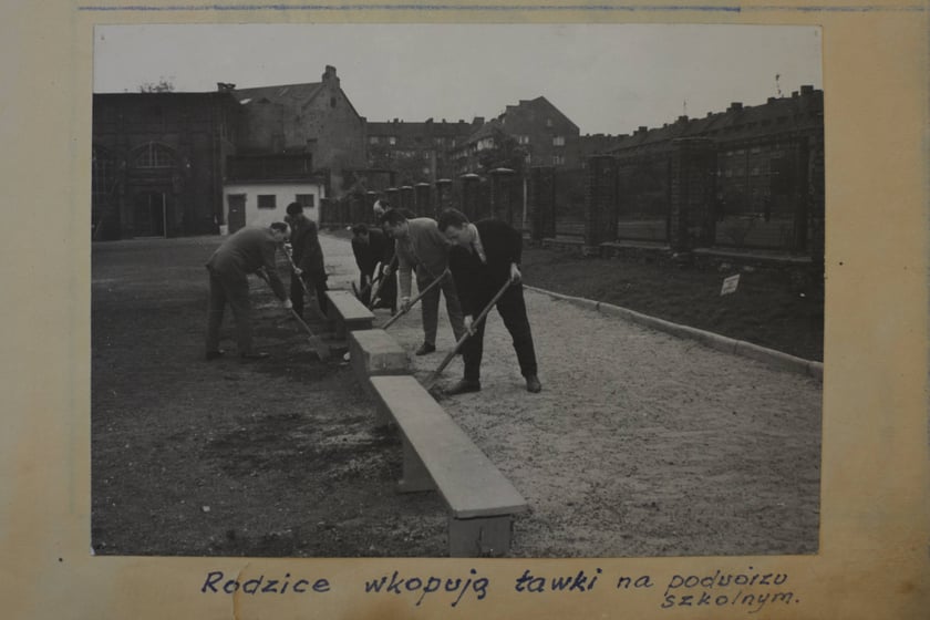 Archiwalne zdjęcia uczniów pochodzą z kronik SP nr 1 we Wrocławiu