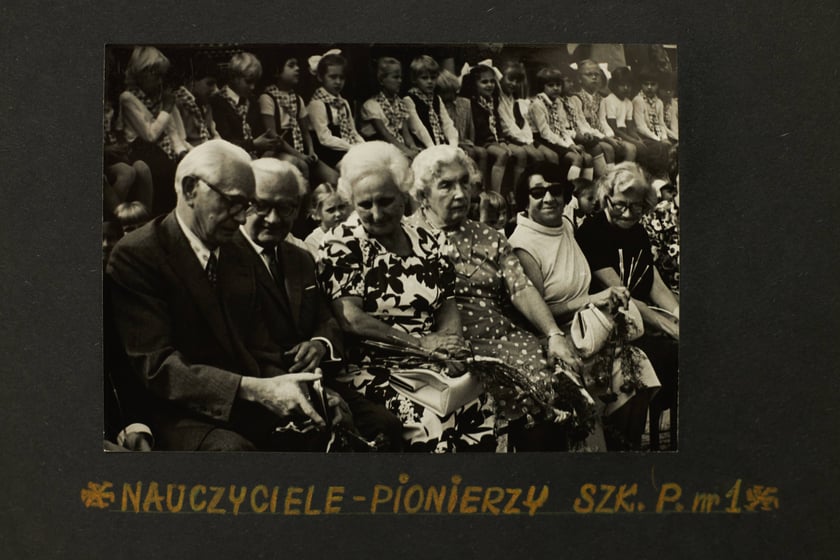 Archiwalne zdjęcia uczniów pochodzą z kronik SP nr 1 we Wrocławiu