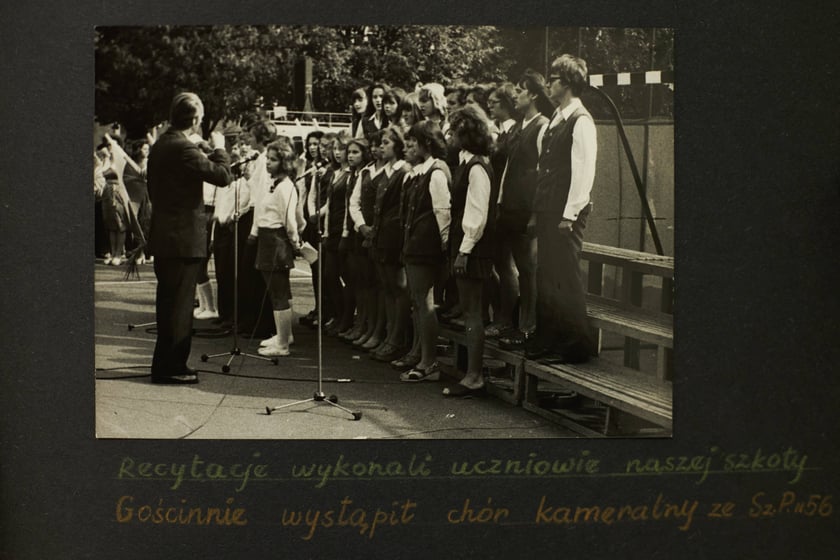 Archiwalne zdjęcia uczniów pochodzą z kronik SP nr 1 we Wrocławiu