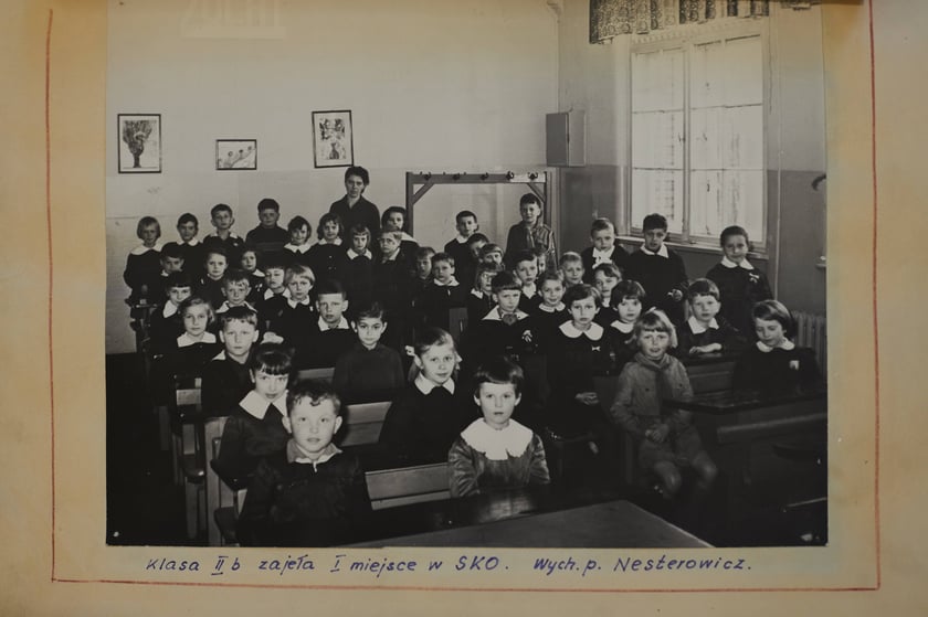Archiwalne zdjęcia uczniów pochodzą z kronik SP nr 1 we Wrocławiu
