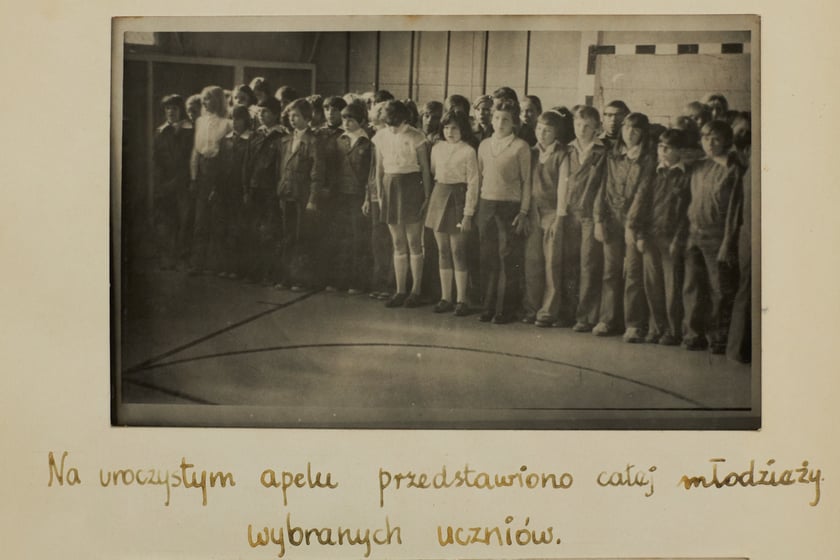 Archiwalne zdjęcia uczniów pochodzą z kronik SP nr 1 we Wrocławiu