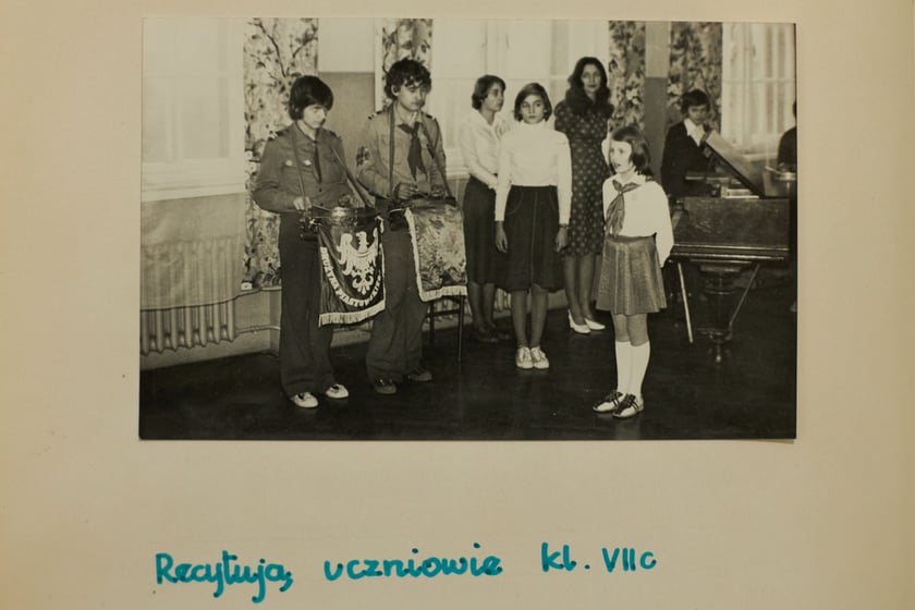 Archiwalne zdjęcia uczniów pochodzą z kronik SP nr 1 we Wrocławiu