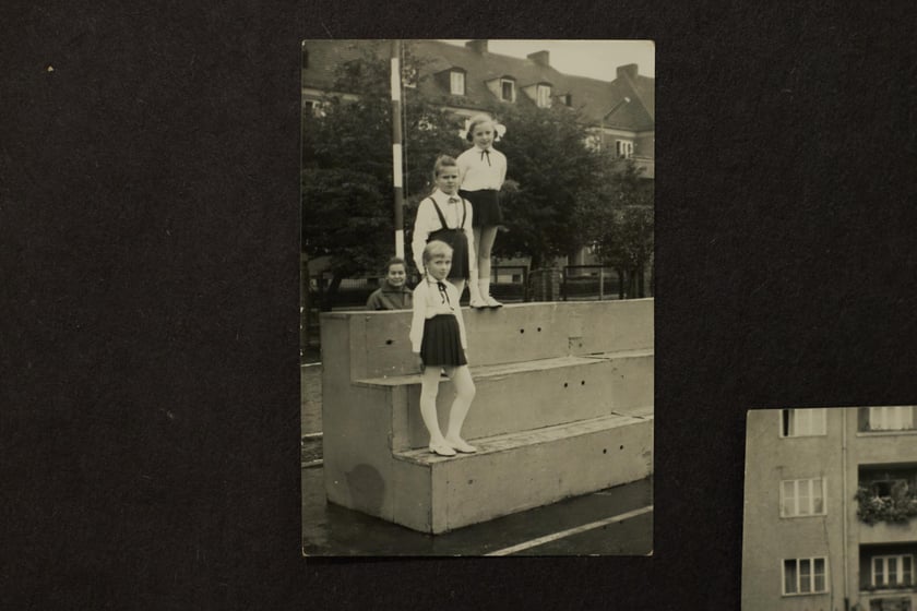 Archiwalne zdjęcia uczniów pochodzą z kronik SP nr 1 we Wrocławiu