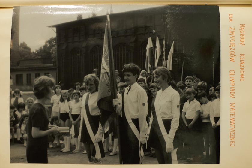 Archiwalne zdjęcia uczniów pochodzą z kronik SP nr 1 we Wrocławiu