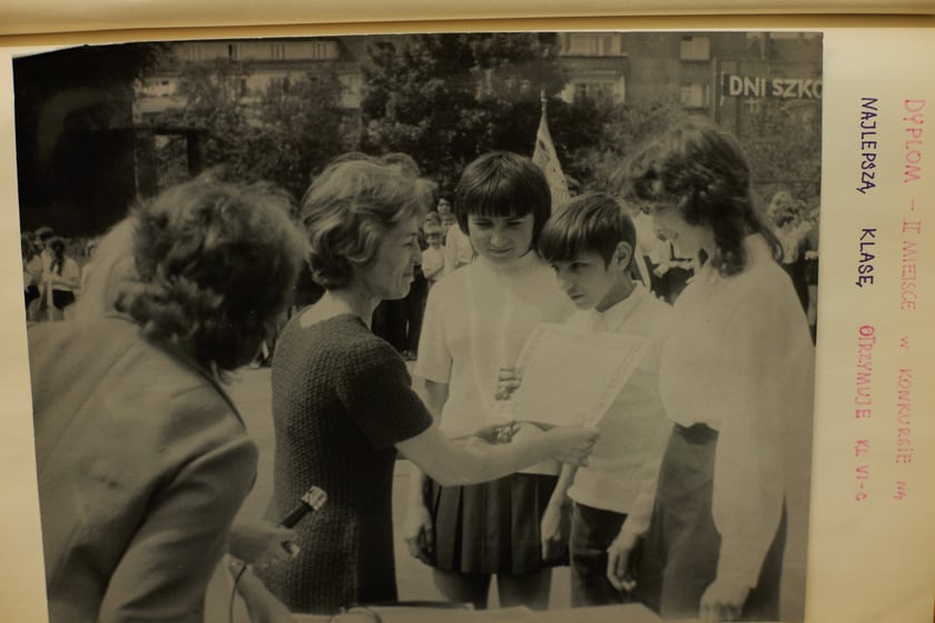 Archiwalne zdjęcia uczniów pochodzą z kronik SP nr 1 we Wrocławiu