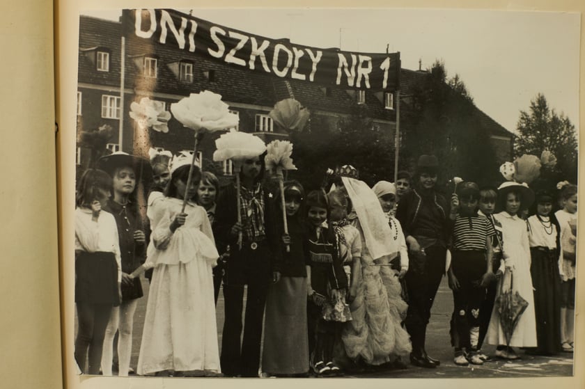 Archiwalne zdjęcia uczniów pochodzą z kronik SP nr 1 we Wrocławiu