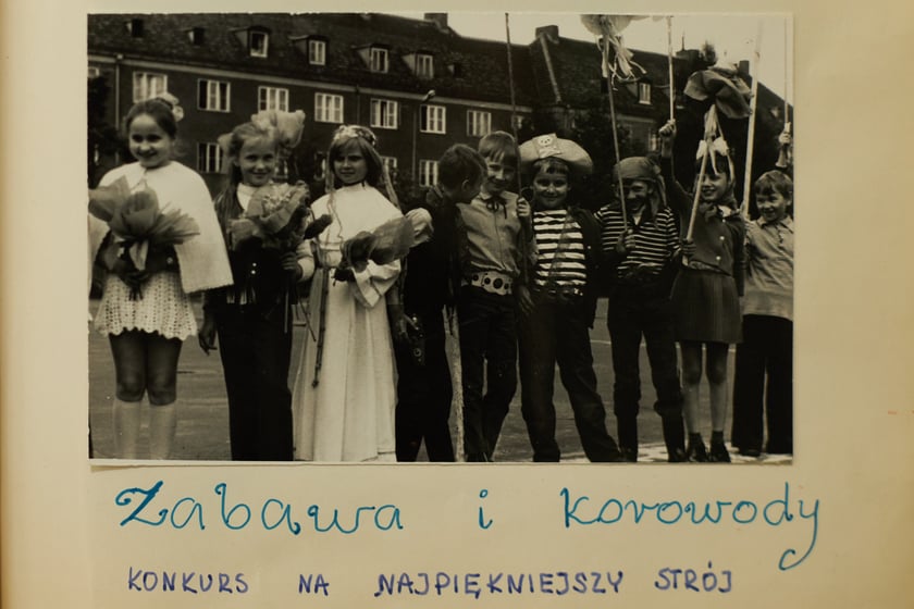 Archiwalne zdjęcia uczniów pochodzą z kronik SP nr 1 we Wrocławiu