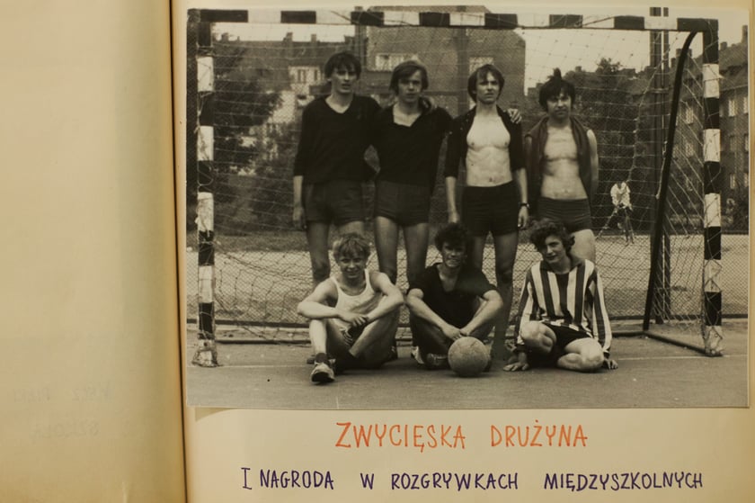 Archiwalne zdjęcia uczniów pochodzą z kronik SP nr 1 we Wrocławiu