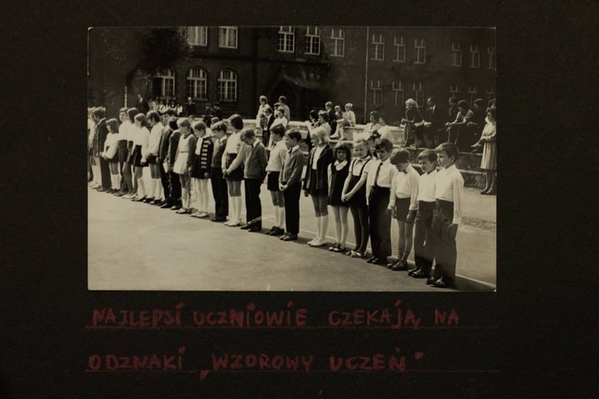Archiwalne zdjęcia uczniów pochodzą z kronik SP nr 1 we Wrocławiu