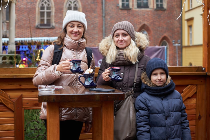 Na zdjęciu widać ludzi, którzy przyszli na Jarmark Bożonarodzeniowy w Rynku