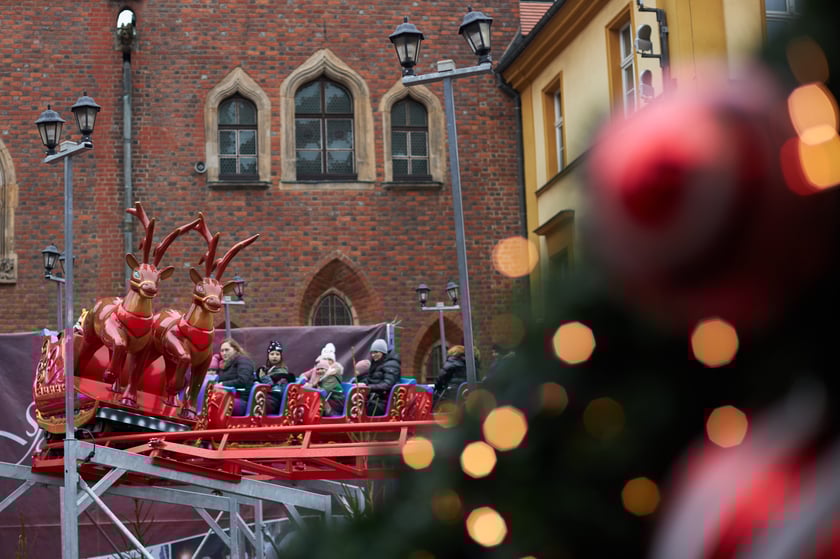 Na zdjęciu widać ludzi, którzy przyszli na Jarmark Bożonarodzeniowy w Rynku