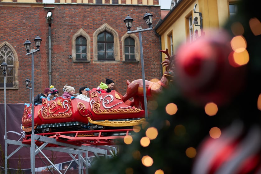 Na zdjęciu widać ludzi, którzy przyszli na Jarmark Bożonarodzeniowy w Rynku