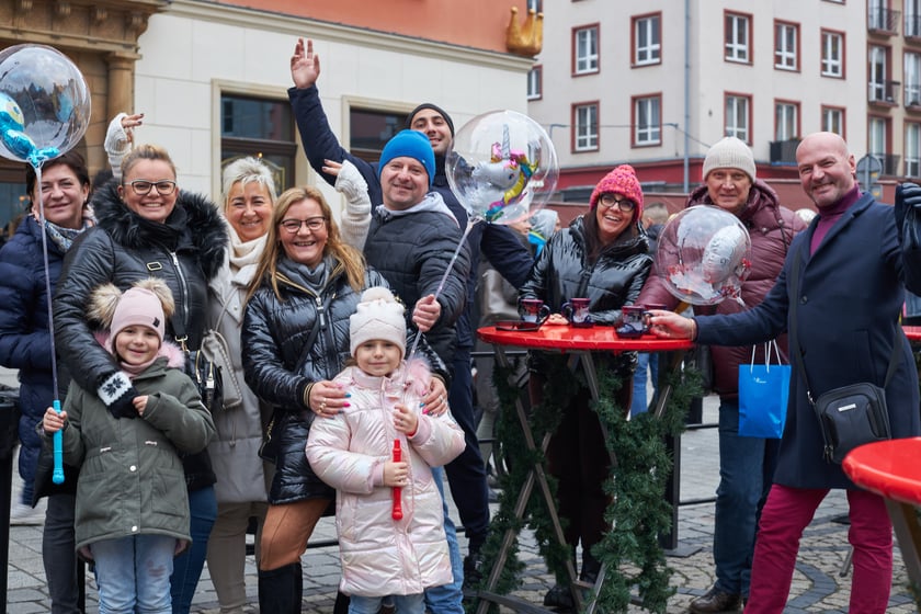 Na zdjęciu widać ludzi, którzy przyszli na Jarmark Bożonarodzeniowy w Rynku