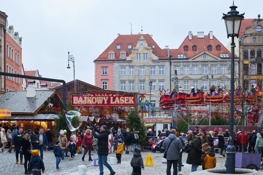 Na zdjęciu widać ludzi, którzy przyszli na Jarmark Bożonarodzeniowy w Rynku