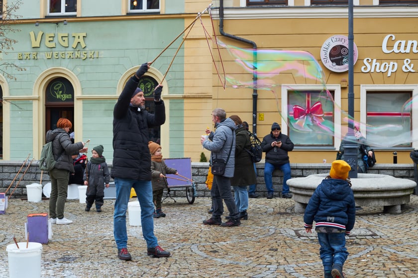Na zdjęciu widać ludzi, którzy przyszli na Jarmark Bożonarodzeniowy w Rynku