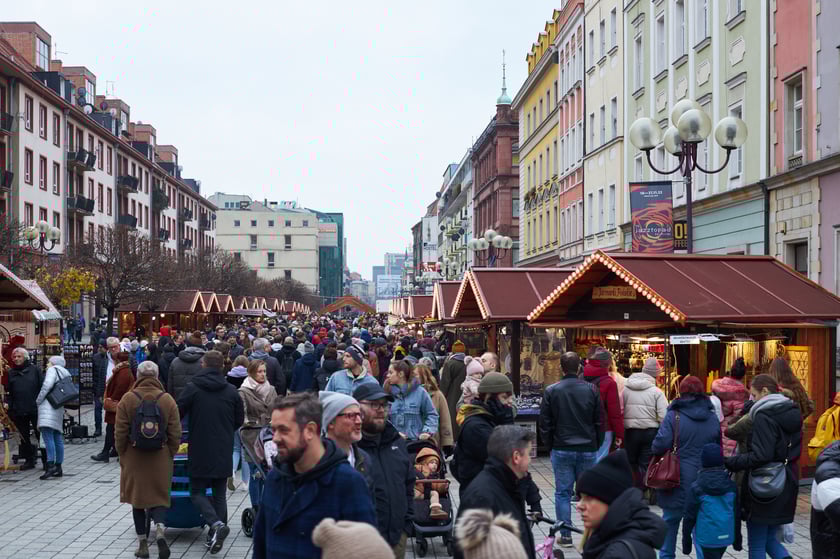 Na zdjęciu widać ludzi, którzy przyszli na Jarmark Bożonarodzeniowy w Rynku