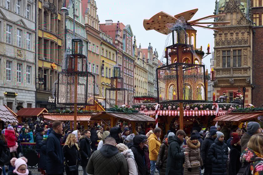 Na zdjęciu widać ludzi, którzy przyszli na Jarmark Bożonarodzeniowy w Rynku