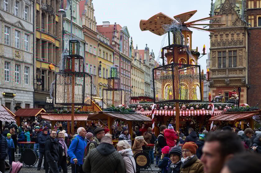 Na zdjęciu widać ludzi, którzy przyszli na Jarmark Bożonarodzeniowy w Rynku
