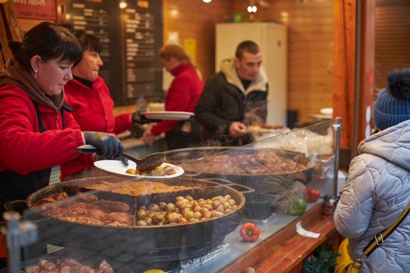 Na zdjęciu widać ludzi, którzy przyszli na Jarmark Bożonarodzeniowy w Rynku