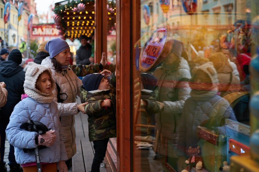 Na zdjęciu widać ludzi, którzy przyszli na Jarmark Bożonarodzeniowy w Rynku
