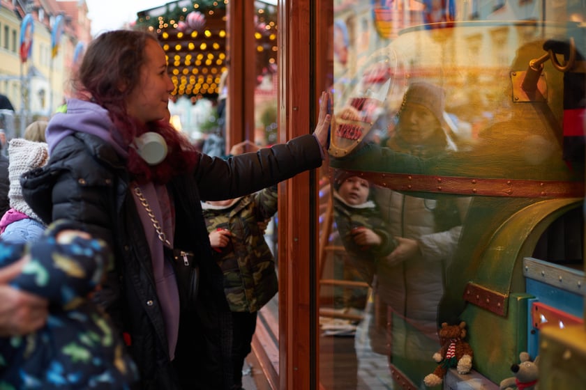 Na zdjęciu widać ludzi, którzy przyszli na Jarmark Bożonarodzeniowy w Rynku