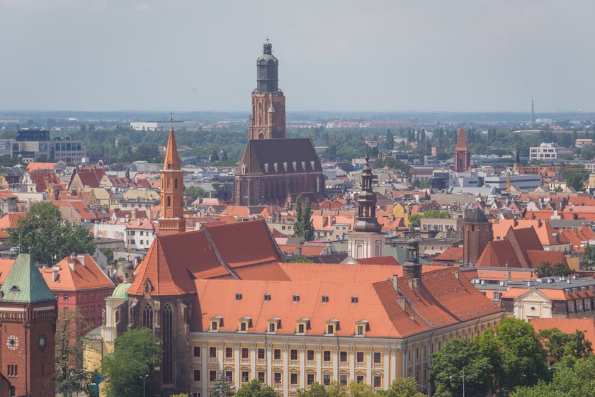 4. Wieża bazyliki św. Elżbiety (kościoła garnizonowego) przy ul. Św. Mikołaja - 92 metry