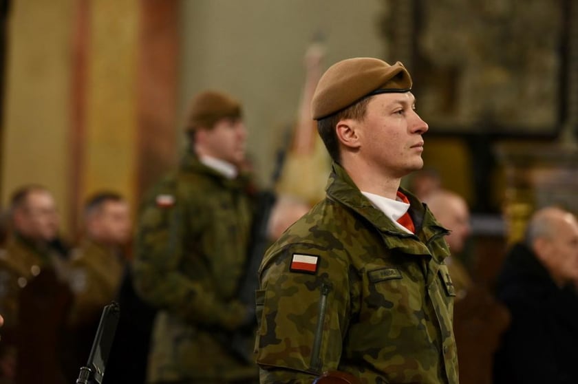 Na zdjęciu 80 nowych żołnierzy Wojsk Obrony Terytorialnej z Dolnego Śląska. W sobotę złożyli uroczystą przysięgę w Świdnicy