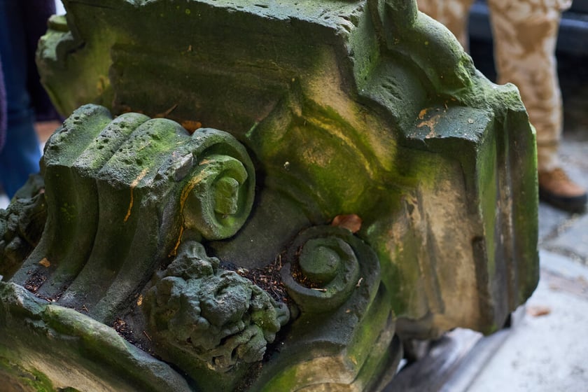 Ocalałe fragmenty rzeźby Neptuna z Nowego Targu