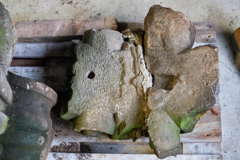 Ocalałe fragmenty rzeźby Neptuna z Nowego Targu