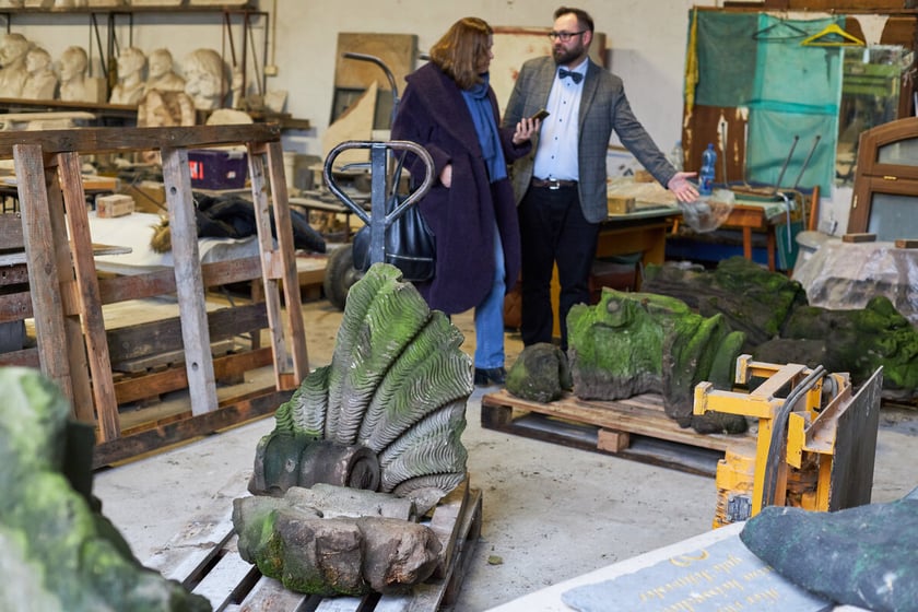 Ocalałe fragmenty rzeźby Neptuna z Nowego Targu