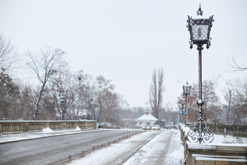 Zima zagościła we Wrocławiu. Właśnie spadł pierwszy śnieg...