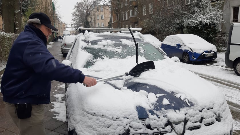 Zima zagościła we Wrocławiu. Właśnie spadł pierwszy śnieg...