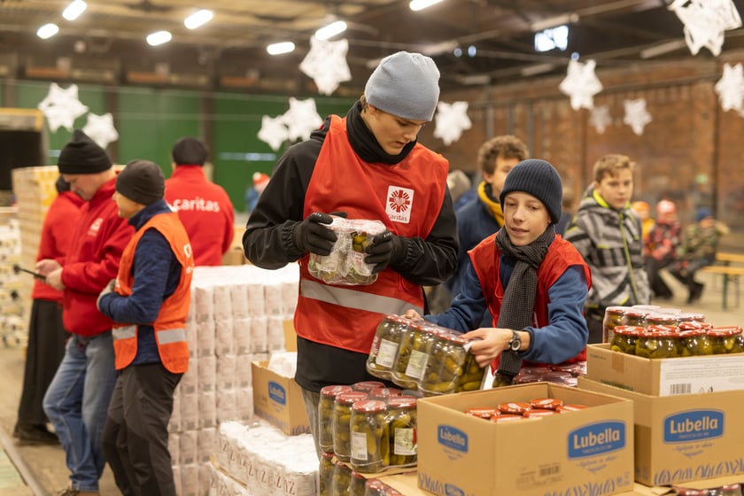 Przygotowywanie paczek świątecznych dla wrocławskich seniorów, Zajezdnia Dąbie, 13 grudnia 2022.