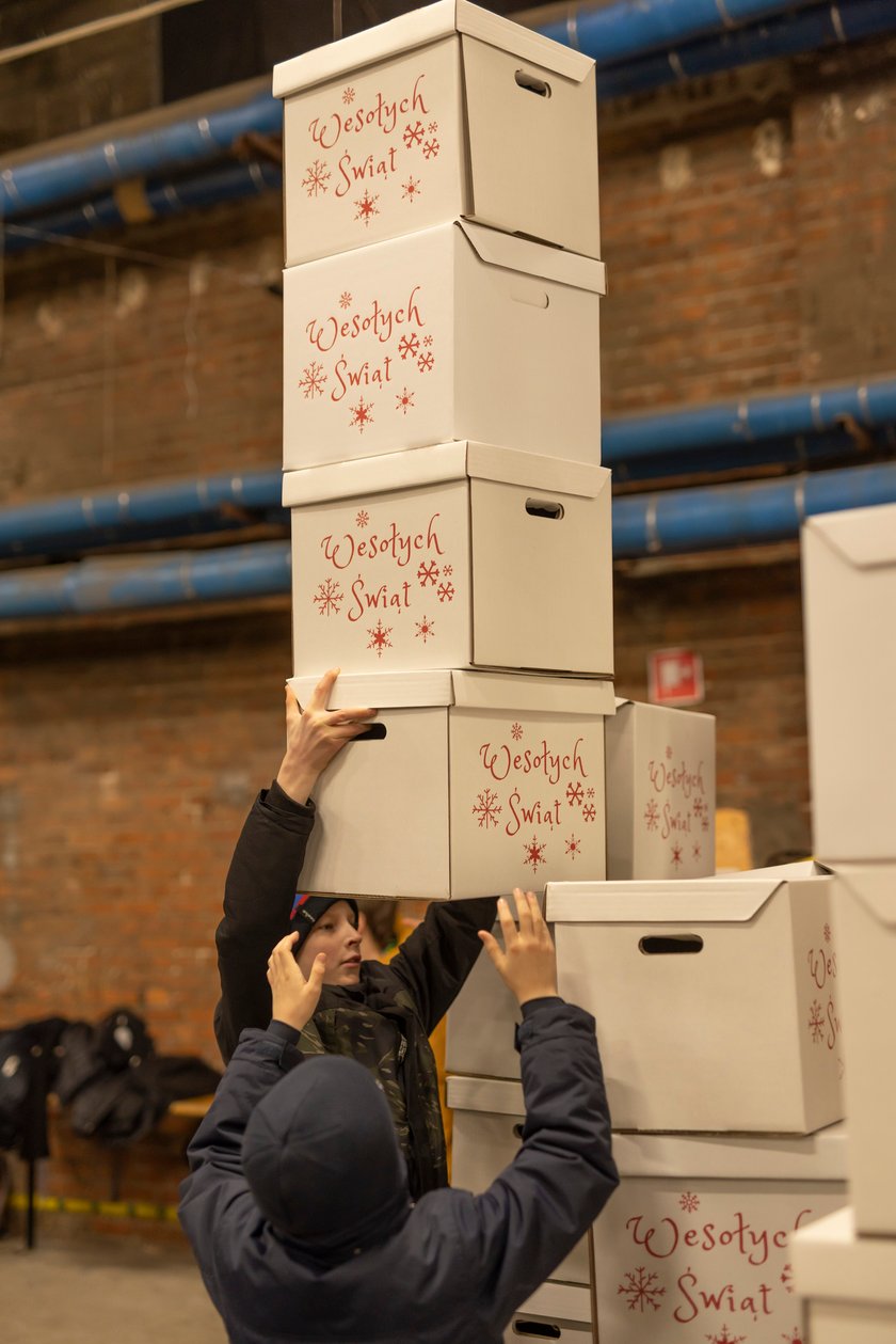 Przygotowywanie paczek świątecznych dla wrocławskich seniorów, Zajezdnia Dąbie, 13 grudnia 2022.