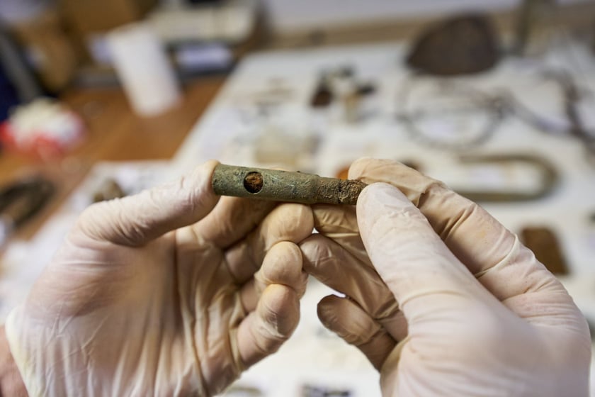 Na zdjęciu zabytkowe przedmioty odnalezione na terenie dawnego obozu pracy przy ul. Sołtysowickiej we Wrocławiu