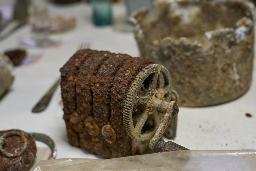 Na zdjęciu zabytkowe przedmioty odnalezione na terenie dawnego obozu pracy przy ul. Sołtysowickiej we Wrocławiu