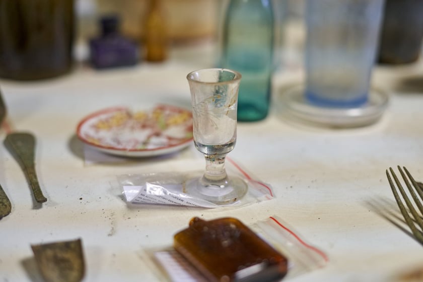 Na zdjęciu zabytkowe przedmioty odnalezione na terenie dawnego obozu pracy przy ul. Sołtysowickiej we Wrocławiu