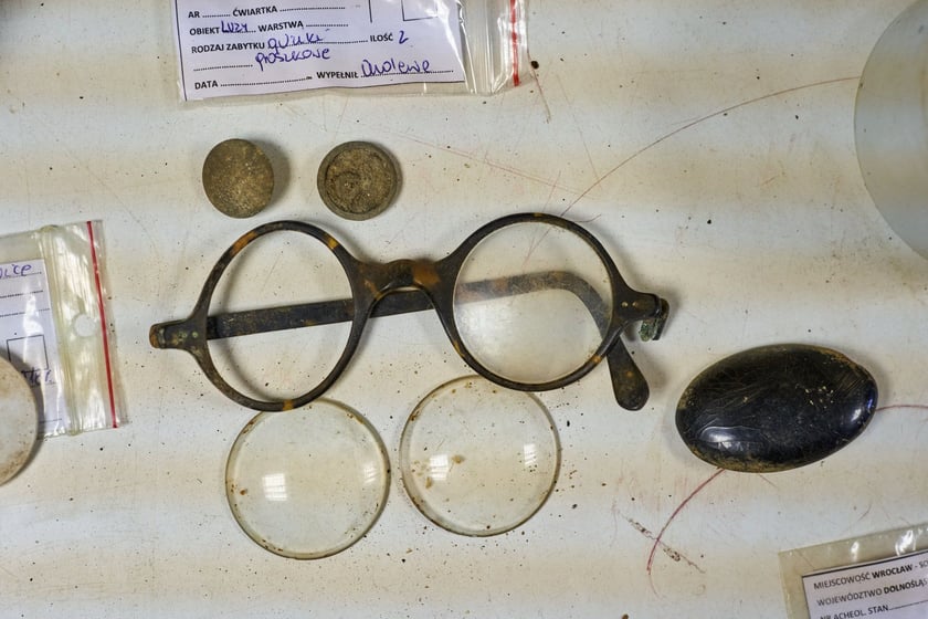 Na zdjęciu zabytkowe przedmioty odnalezione na terenie dawnego obozu pracy przy ul. Sołtysowickiej we Wrocławiu