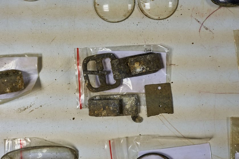 Na zdjęciu zabytkowe przedmioty odnalezione na terenie dawnego obozu pracy przy ul. Sołtysowickiej we Wrocławiu