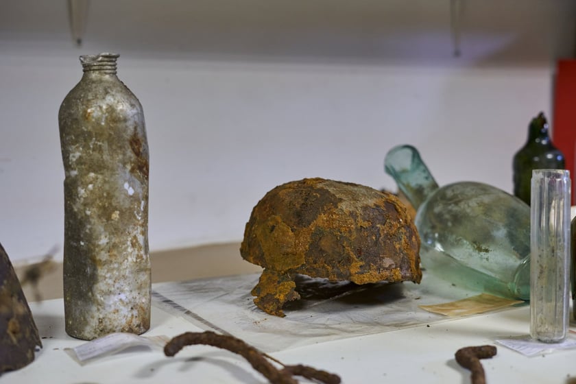 Na zdjęciu zabytkowe przedmioty odnalezione na terenie dawnego obozu pracy przy ul. Sołtysowickiej we Wrocławiu