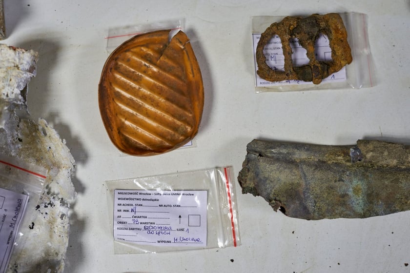 Na zdjęciu zabytkowe przedmioty odnalezione na terenie dawnego obozu pracy przy ul. Sołtysowickiej we Wrocławiu
