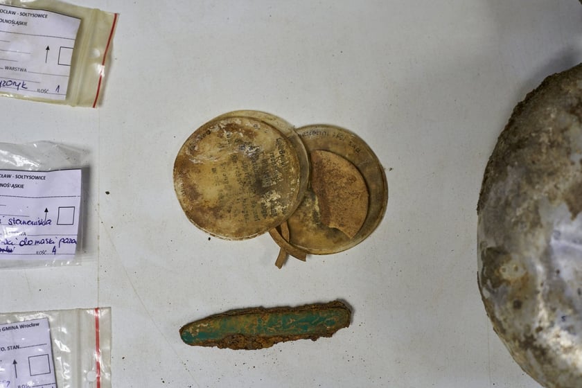 Na zdjęciu zabytkowe przedmioty odnalezione na terenie dawnego obozu pracy przy ul. Sołtysowickiej we Wrocławiu