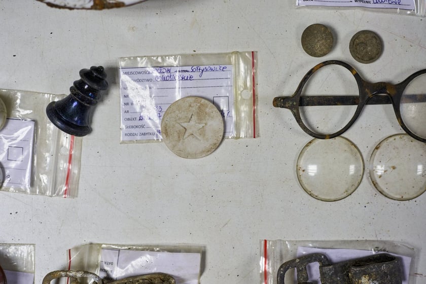 Na zdjęciu zabytkowe przedmioty odnalezione na terenie dawnego obozu pracy przy ul. Sołtysowickiej we Wrocławiu