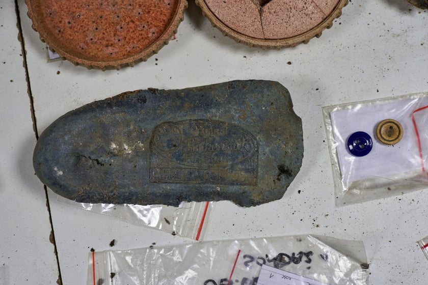 Na zdjęciu zabytkowe przedmioty odnalezione na terenie dawnego obozu pracy przy ul. Sołtysowickiej we Wrocławiu